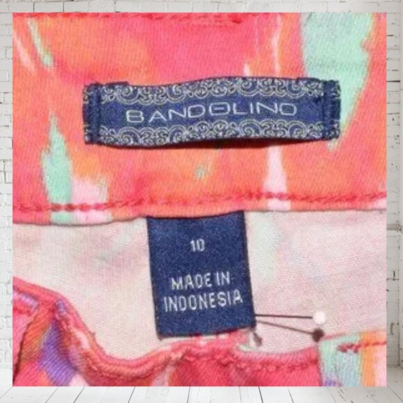 Bandolino Zip Front Capri Crop Pant - Picture 3 of 4